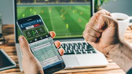 В Сумской области лудоман выманил у подруг пароли от monobank и Приват24 и набрал кредиты в МФК. За это получил 6 лет тюрьмы
