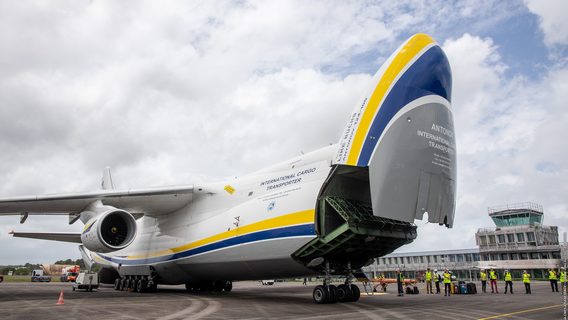 Украинский Ан-124 доставил 9-тонный спутник Jupiter из Калифорнии во Флориду