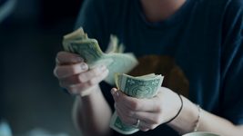 «Найлегші $500 у твоєму житті». Засновниця рекрутингової агенції пропонує охочим отримати легкі гроші. Ось, що потрібно зробити