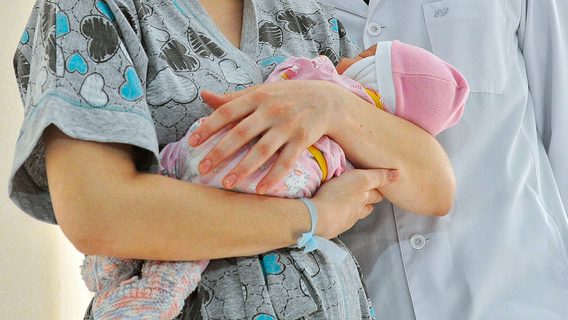 Киевляне продали за $7000 новорожденную дочь. Покупателей нашли во «ВКонтакте»