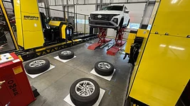 Канадська компанія PitPro показала робота, який вміє міняти колеса автомобілів. Як це працює? 