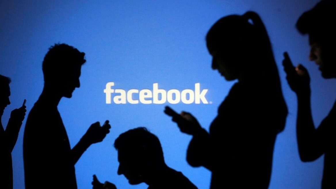 Завдяки ШІ Facebook уже готовий пролізти у вашу галерею і сам визначити які фото варті публікації. Що це за функція і де вона доступна 