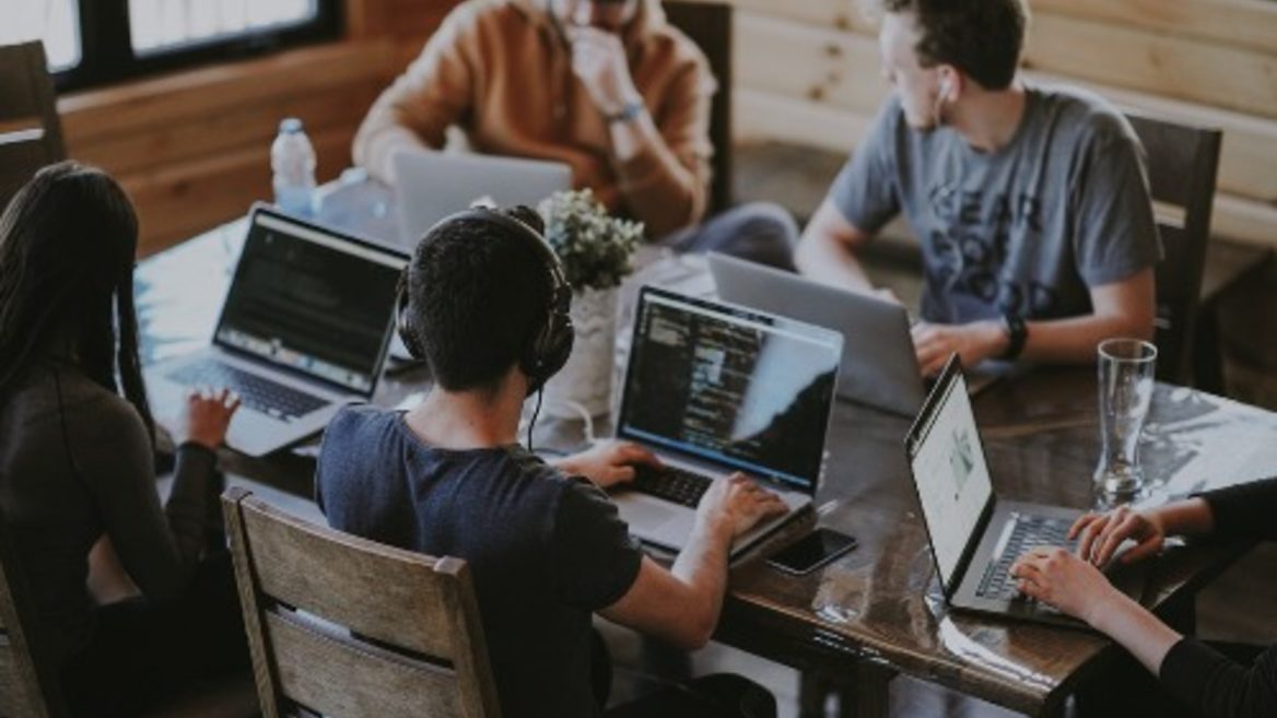 «ШІ не замінить розробників. Їх вб’є лінь думати». Senior Fullstack Engineer вважає що ШІ позбавляє джунів трьох ключових навичок