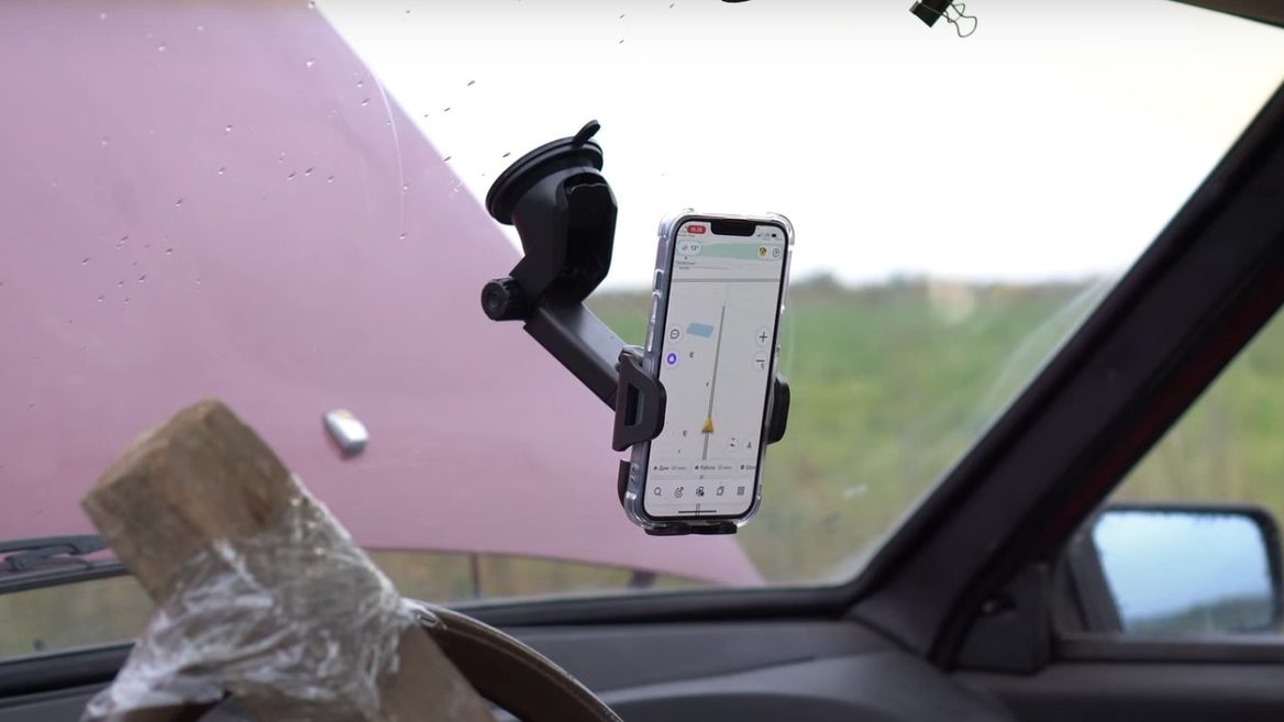 Російський блогер розбив автівку аби перевірити нову функцію iPhone 14. Eксперимент не вдався: відео