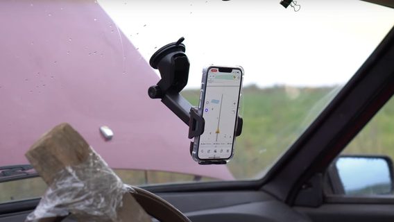 Російський блогер розбив автівку, аби перевірити нову функцію iPhone 14. Eксперимент не вдався: відео