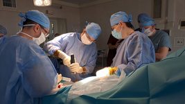 Пациент может полноценно ходить за шесть дней: в Виннице провели уникальную операцию по протезированию