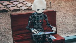10 AI-инструментов для работы с текстом, графикой, фото и видео, чтобы облегчить жизнь и работу