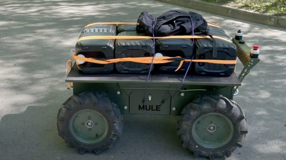 Електричний наземний дрон-всюдихід «Мул» від київських розробників вже допомагає в розмінуванні Харкова