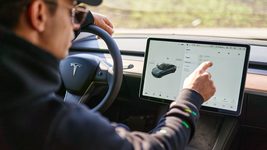 Маску і не снилося. 50 працівників Parimatch отримають нові Tesla: через 3 роки вони зможуть переоформити їх на себе