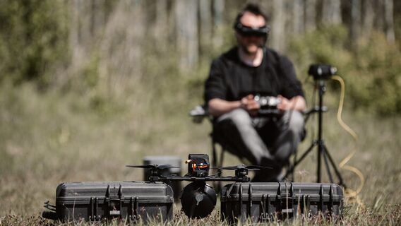 У Латвії приватний фонд профінансував створення стартапу, який займається виготовленням оптоволоконних дронів для ЗСУ і не тільки 