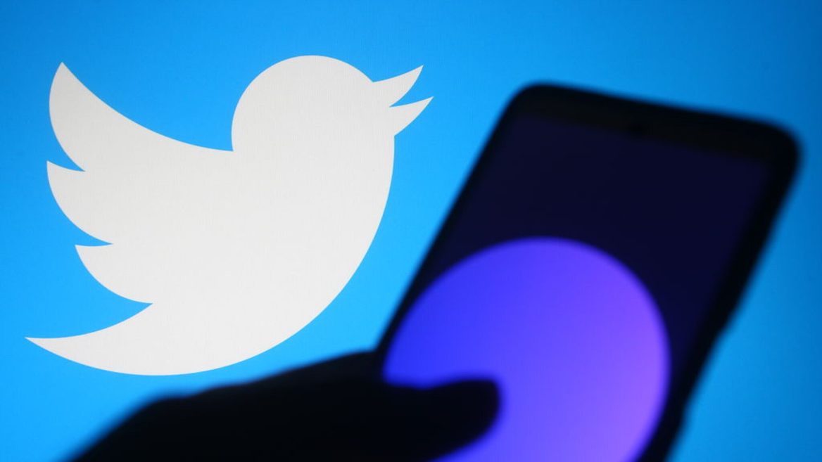 Twitter блокирует аккаунты за фото с погибшими в Украине, а LinkedIn не видит нарушений в сообщениях с «русской свастикой» Z