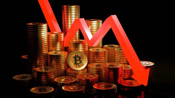 Курс Bitcoin опустился до $38 900, что на 20% ниже трехлетнего максимума, достигнутого после одобрения SEC. В чем причина падения