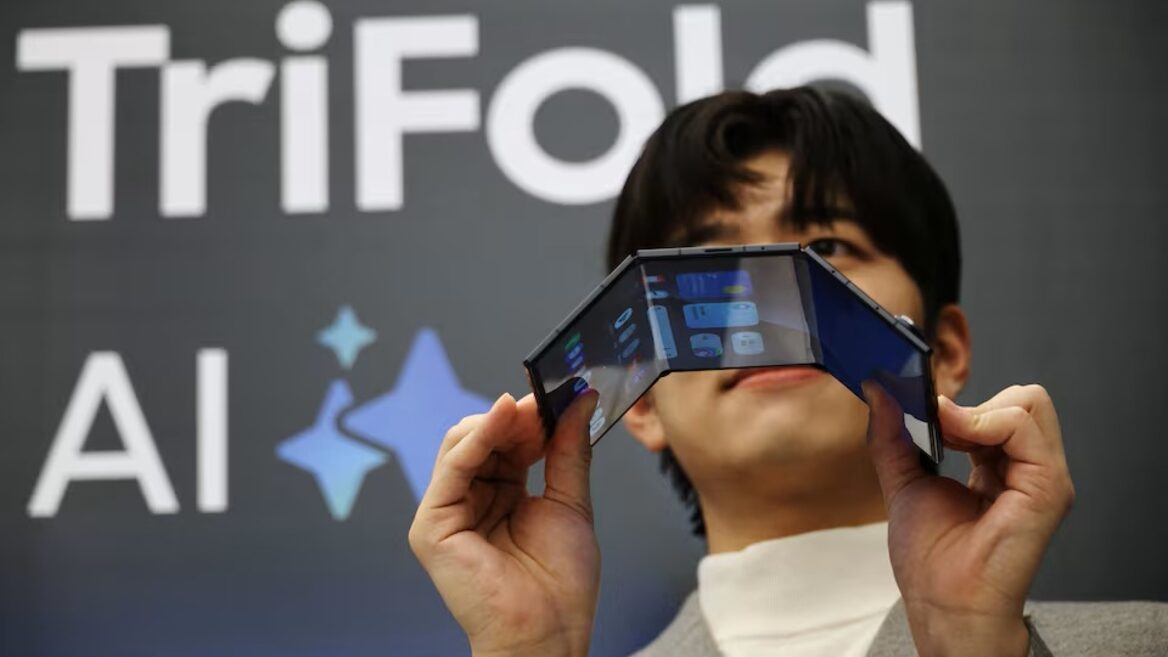 Компанія Samsung представила свій перший складний телефон із трьома дисплеями за $2440