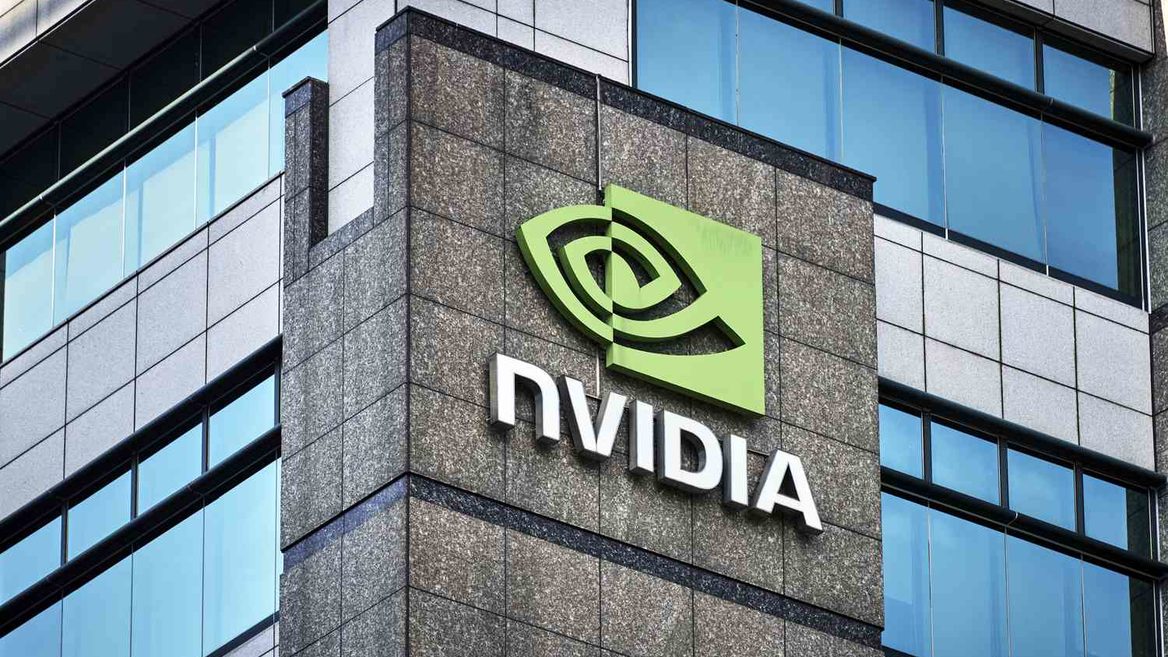 Nvidia surpasses Apple's record and approaches $4 trillion capitalization