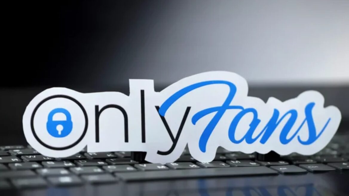 На Сумщині судили модель Onlyfans. Суд конфіскував на користь держави її iPhone виписав чималий штраф і постановив знищити секс-іграшки й еротичні костюми