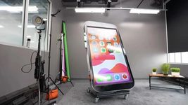 Американский техноблогер создал самый большой в мире iPhone. Он весит 226 кг, имеет высоту 2 м и полноценно работает: видео
