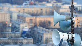 Россияне проснулись от оповещения о воздушной тревоге и сиренах. Власти России утверждают, что за фальшивыми сообщениями о ракетном ударе стоят украинские хакеры.