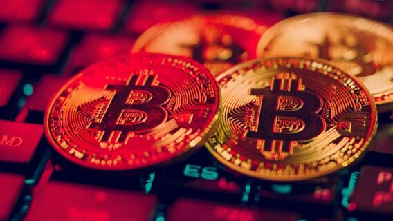 Біткоїн знизився майже на 30% від своєї максимальної вартості в жовтні — нижче $90 000. Що говорять учасники крипторинку