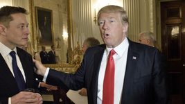 Ілон Маск запустив голосування у Twitter. Хоче розблокувати Трампа. Поки більшість за