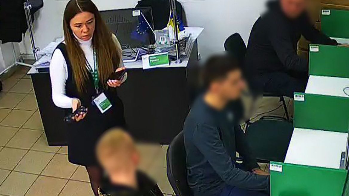 У Стрию чоловік вирішив по-читерськи скласти іспит на водійські права з розумними окулярами. Що з цього вийшло  