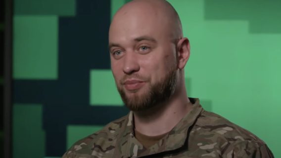 «Просто взяти примотати стяжками автомат до дрона — не працює». Розвідник із 3-ї штурмової про дрони зі стрілецькою зброєю та їхню ефективність