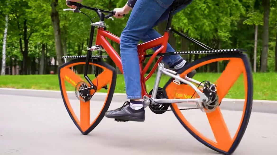От создателя байка с квадратными колесами. Изобретатель выложил ролик, где он едет на велосипеде с треугольными колесами.