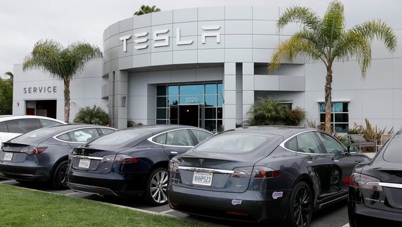 До 9 співбесід та лист до Ілона Маска — як відбувається рекрутинг в Tesla
