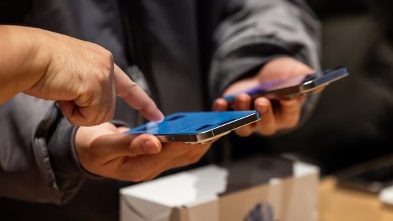 Датчики освітлення в смартфонах дозволяють шпигувати за користувачами — дослідження MIT