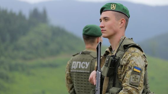 На Закарпатті прикордонники запідозрили у спробі незаконного перетинання кордону і затримали програміста «НетАсіст». Він пояснив, що приїхав на гештальт-інтенсив. Що було далі? 