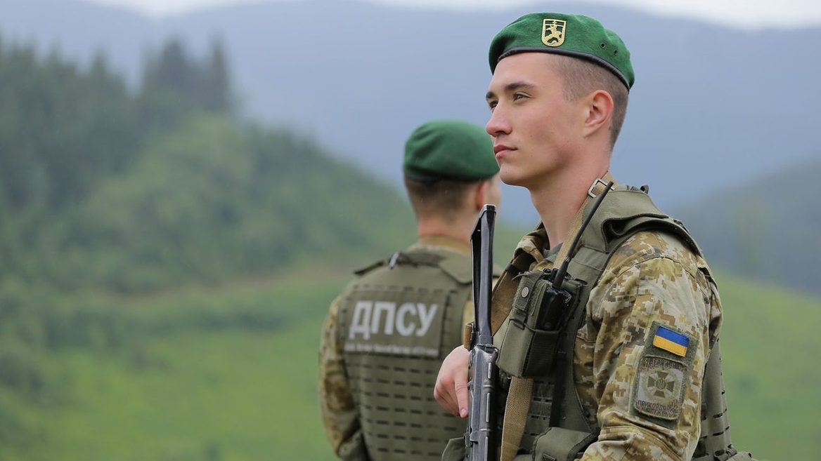 На Закарпатті прикордонники запідозрили у спробі незаконного перетинання кордону і затримали програміста «НетАсіст». Він пояснив що приїхав на гештальт-інтенсив. Що було далі?&nbsp;