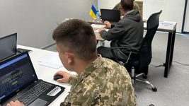 Офіцерів ЗСУ відрядили набирати новобранців у Любліні: перший рекрутинговий центр у Польщі працюватиме без обіду і вихідних