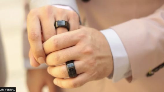 Супруги, два мужчины из Чехии, обменялись умными кольцами вместо традиционных драгоценных