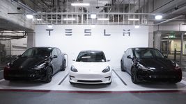 На заводі Tesla звільнили 30 співробітників, які хотіли за допомогою профспілки поліпшити зарплату та гарантії роботи