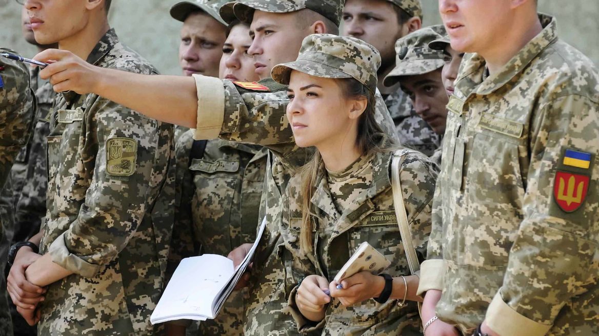 Чоловіки та жінки однаково зацікавлені у вакансіях ЗСУ, які розміщені у рамках військового рекрутингу.