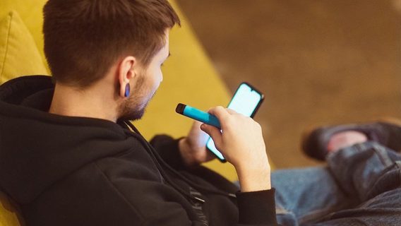 В Україні можуть повністю заборонити продаж електронних сигарет для захисту здоров'я громадян