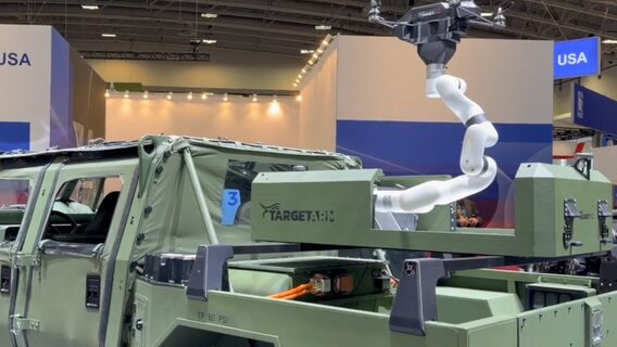 Американська компанія розробляє роборуку для захоплення дронів у польоті