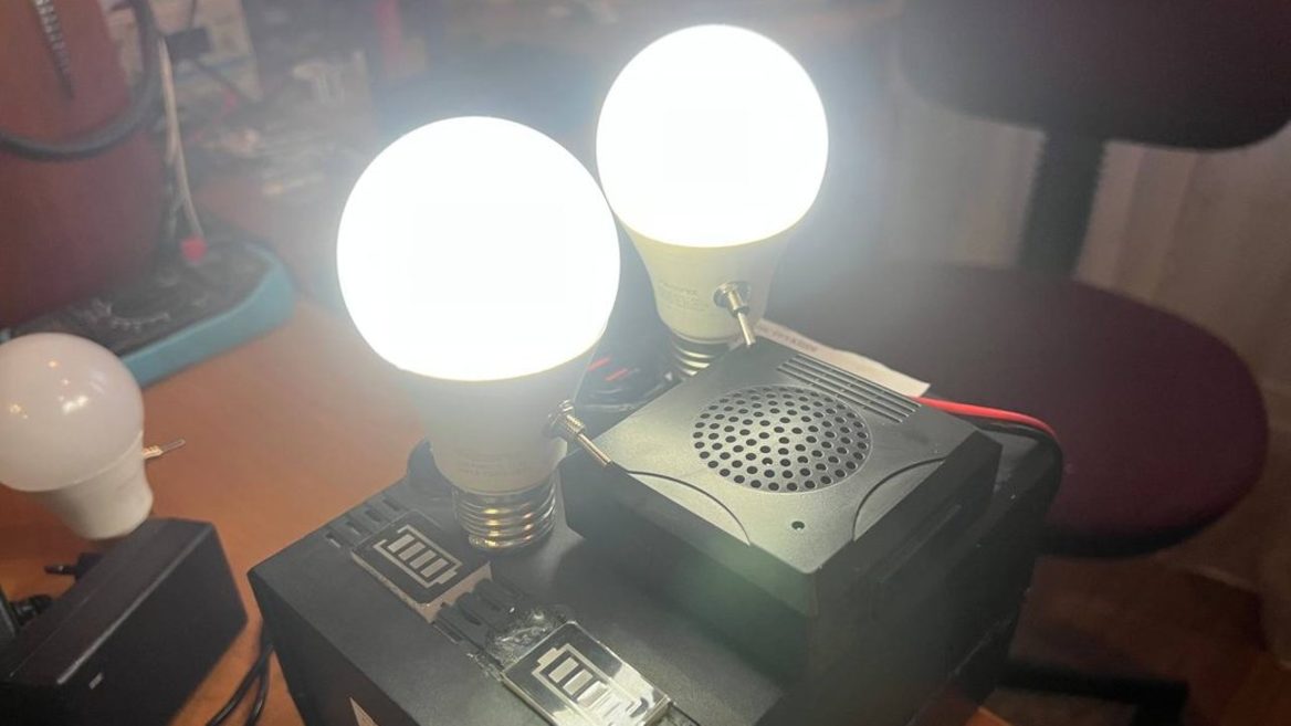 Житель Кривого Рогу виготовляє для ЗСУ окопні лампочки та зарядні станції що можуть зарядити 40 телефонів і коштують усього 3000 грн