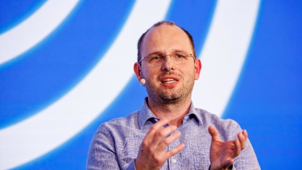 CEO GitHub вважає що в епоху ШІ-кодингу молодші програмісти мають велику цінність для технологічних компаній і ось чому