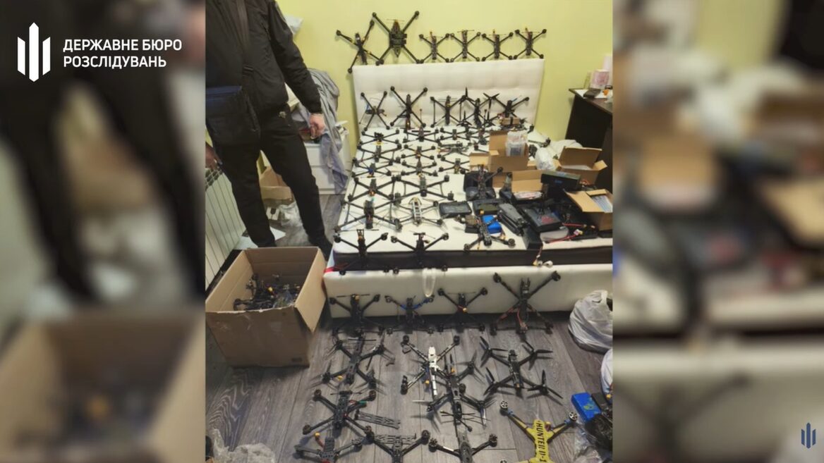ДБР знайшло 549 FPV-дронів у військового на Донеччині та затримало його на спробі продати зброю