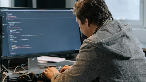 «У підсумку мені запропонували на 40% менше». Розробник розповів, як роботодавець демпінгнув на співбесіді. Айтівці дискутують, чи варто на це погоджуватися