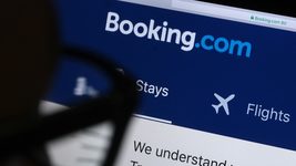 Booking.com приостановил работу в Херсонской и Запорожской областях