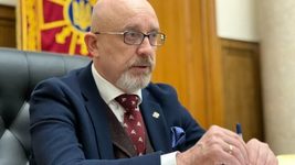 Міністр оборони Олексій Резніков закликав усіх, хто вміє та готовий тримати зброю, вступати до ЗСУ