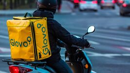 UPD. Скандал із Glovo: користувачі масово скаржаться, що сервіс списує тисячі гривень «на чайові» без підтвердження. У компанії пояснили причини