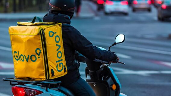 UPD. Скандал із Glovo: користувачі масово скаржаться, що сервіс списує тисячі гривень «на чайові» без підтвердження. У компанії пояснили причини