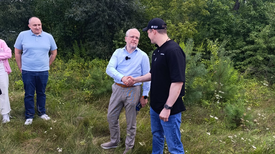 «Київстар» провів перший публічний тест супутникового зв’язку зі смартфона від Starlink. Незабаром запустить послугу повідомлень із будь-якої точки країни. Поки що сервіс буде безплатним