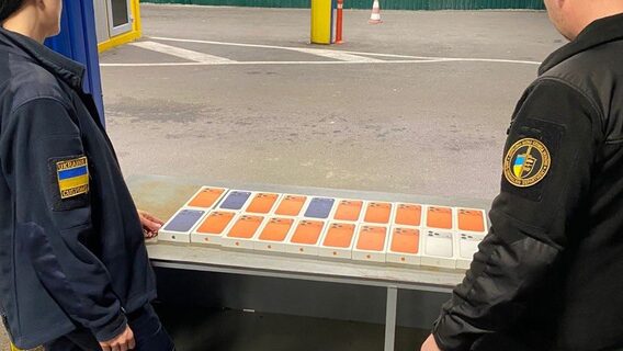 У день старту продажів в Україну намагалися нелегально ввезти 20 iPhone 17. Гаджети вилучили митники: фото