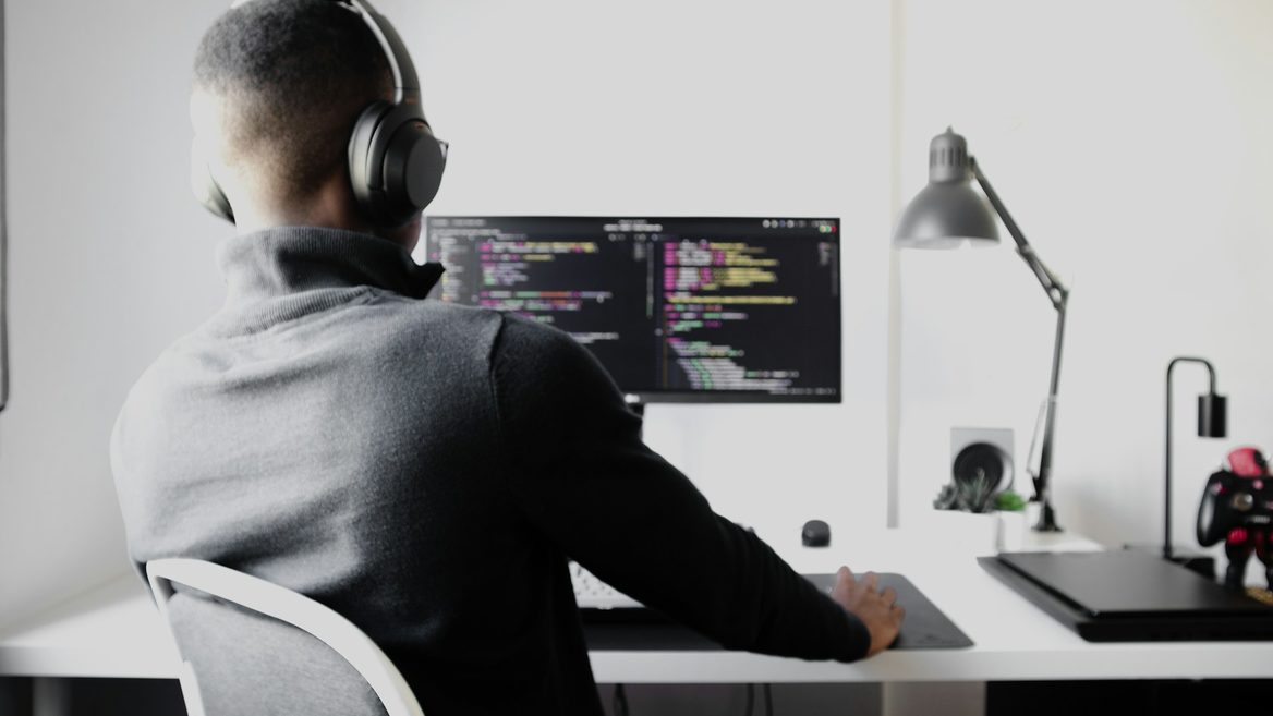 «Реальний шанс знайти такого кандидата ≈ 001%». У LinkedIn обговорюють вакансію айтівця від львівської служби доставки суші кандидат на яку мав би бути «фантастичним гібридом Джеффрі Гінтона Андрія Карпатого та Віталіка Бутеріна»