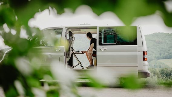 Розробник задався питанням, чи працюють айтівці на пляжі в шезлонгу з макбуком і смузі, як на постерах IT курсів 2010-х років. Що думають IT-фахівці про воркейшн