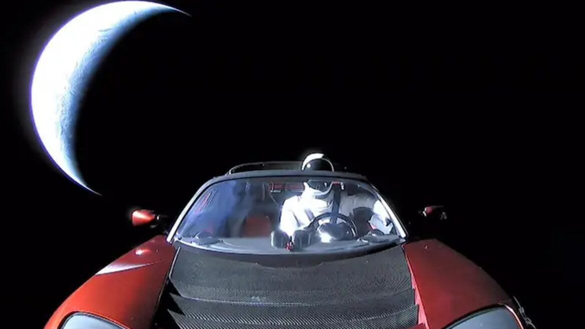 Tesla й досі не випустила новий Roadster, а Маск вже хоче показати летюче авто до кінця року
