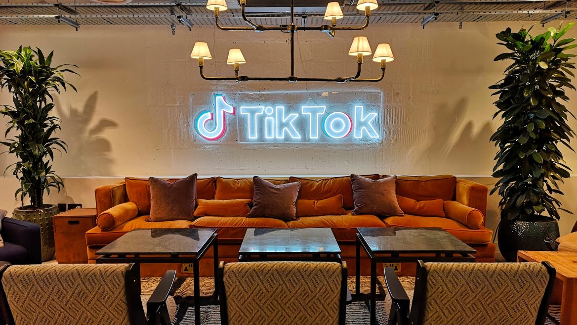 TikTok звільняє сотні співробітників оскільки їхня робота автоматизується штучним інтелектом